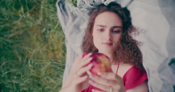 Porträtt Sad Melancholic Pensive Woman Posing Forest Omfamnande Äkthet — Stockvideo
