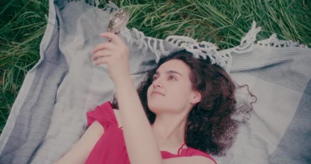 Portrét Smutné Melancholické Pensive Woman Posing Forest Přijímání Autenticity — Stock video