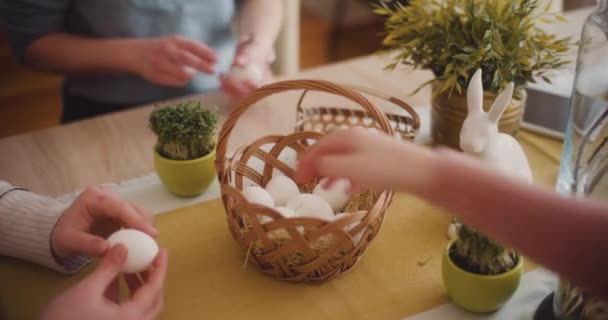 Sisters Dekorasi Meja Untuk Liburan Paskah Telur Paskah Dan Dekorasi — Stok Video