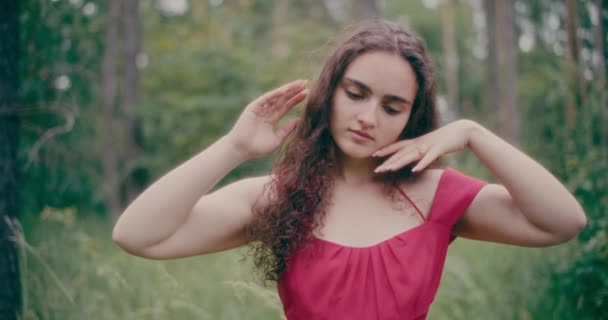 Portrait Triste Mélancolique Femme Pensive Posant Dans Forêt Faire Place — Video