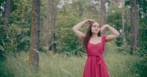 Portrait Triste Mélancolique Femme Pensive Posant Dans Forêt Faire Place — Video