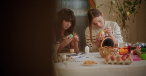 Ritratto Madre Figlia Che Dipinge Uova Pasqua Vacanze Pasquali — Video Stock