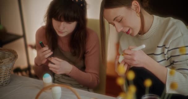 Retrato Madre Hija Pintando Huevos Pascua Para Las Vacaciones Pascua — Vídeos de Stock