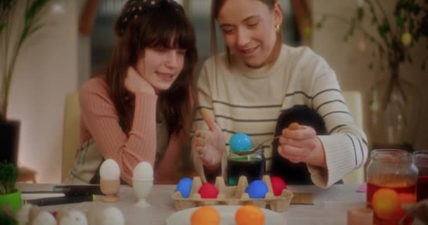 Potret Ibu Dan Putri Mengecat Telur Paskah Untuk Liburan Paskah — Stok Video