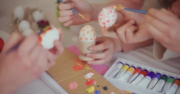 Vacanze Pasqua Preparativi Madre Figlia Stanno Dipingendo Uova Pasqua Vacanze — Video Stock