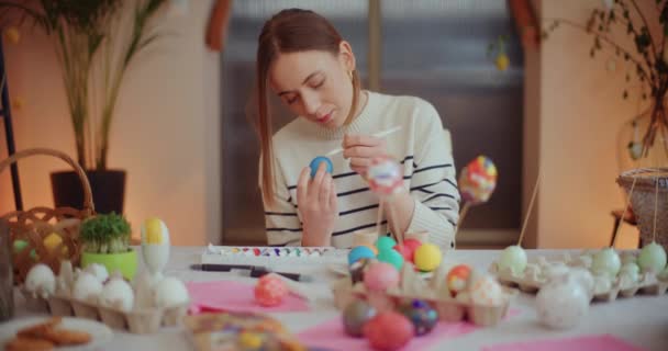 复活节假期准备工作 复活节彩绘彩蛋的女性肖像 — 图库视频影像