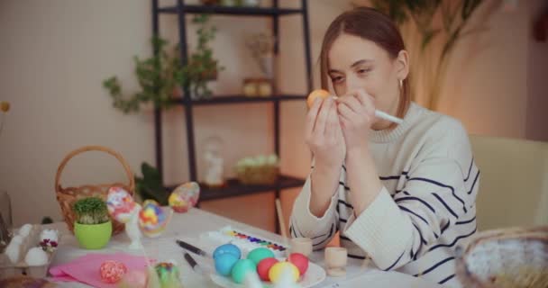 Πασχαλινές Προετοιμασίες Πορτρέτο Της Γυναίκας Ζωγραφική Πασχαλινά Αυγά Για Διακοπές — Αρχείο Βίντεο