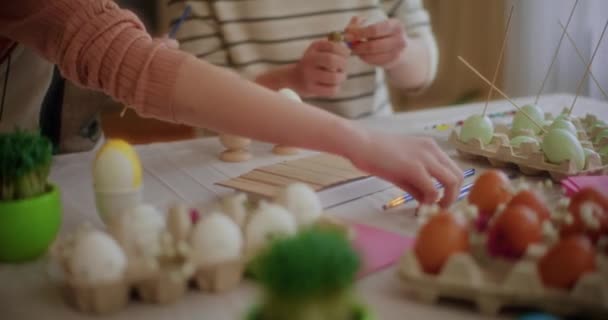 Paskalya Tatili Hazırlıkları Anne Kızı Paskalya Tatilleri Için Paskalya Yumurtası — Stok video