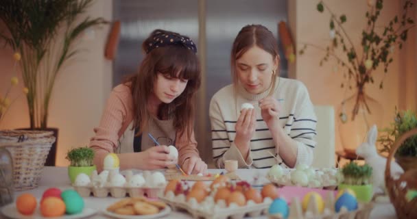 Osterferien Vorbereitungen Mutter Und Tochter Malen Ostereier Für Die Osterfeiertage — Stockvideo