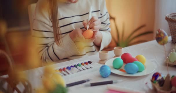 Подготовка Пасхальным Праздникам Мать Дочь Рисуют Пасхальные Яйца Пасху — стоковое видео