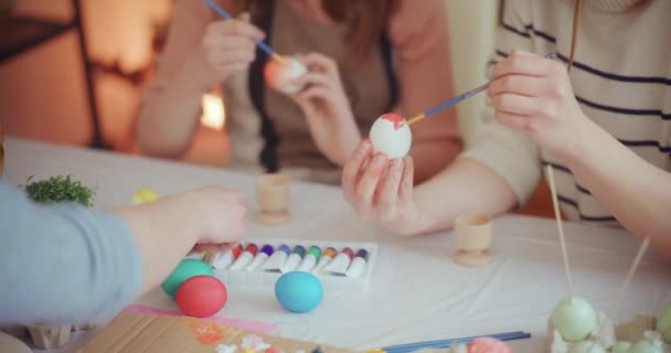 Preparativos Para Las Fiestas Pascua Madre Hija Están Pintando Huevos — Vídeo de stock