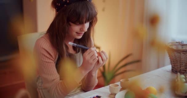 Πασχαλινές Προετοιμασίες Νεαρό Κορίτσι Ζωγραφική Πασχαλινά Αυγά Για Διακοπές Του — Αρχείο Βίντεο
