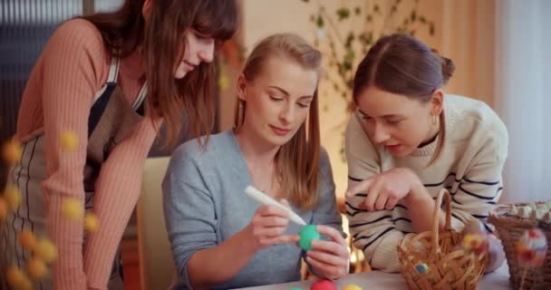 Förberedelser Inför Påskhelgen Systrar Målning Påsk Ägg För Påsk Semester — Stockvideo