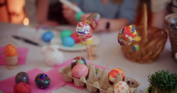 Osterferien Vorbereitungen Schwestern Bemalen Ostereier Für Osterfeiertage — Stockvideo