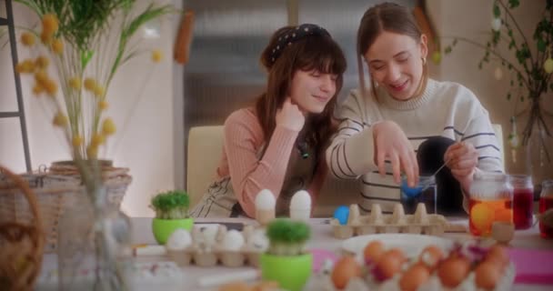 Preparativos Para Las Fiestas Pascua Madre Hija Están Pintando Huevos — Vídeos de Stock