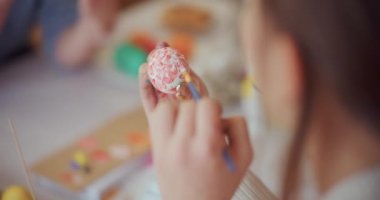 Paskalya Tatili Hazırlıkları. Anne ve kızı Paskalya Tatilleri için Paskalya Yumurtası boyuyor.