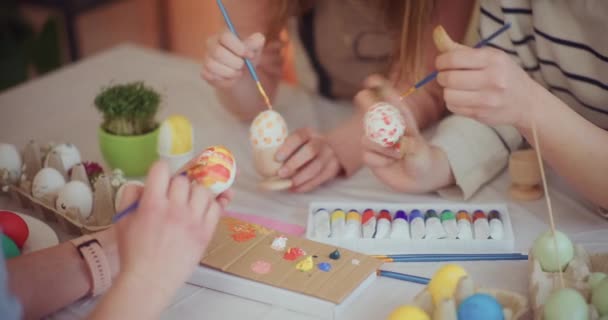 イースター休暇の準備 イースターの休日のためのイースターエッグを描く姉妹 — ストック動画