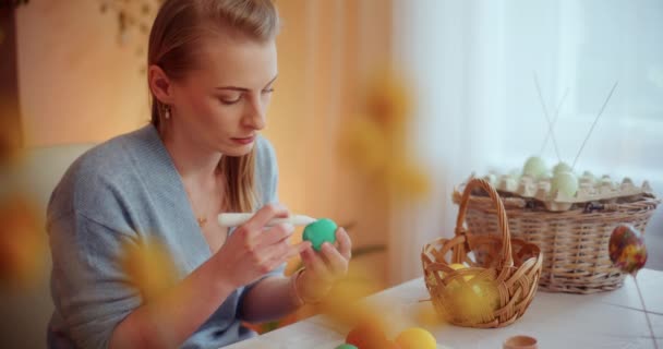Velikonoční Svátky Přípravy Portrét Ženy Velikonoční Vajíčka Velikonoční Svátky — Stock video