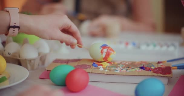 Húsvéti Ünnepek Előkészítése Anya Lánya Húsvéti Tojásokat Festenek Húsvéti Ünnepekre — Stock videók