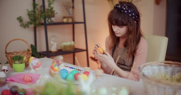 Velikonoční Svátky Přípravy Mladá Dívka Malování Velikonoční Vajíčka Velikonoční Prázdniny — Stock video
