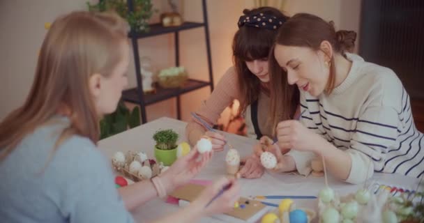 Páscoa Férias Preparativos Mãe Filha Estão Pintando Ovos Páscoa Para — Vídeo de Stock