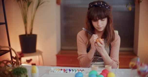 Velikonoční Svátky Přípravy Mladá Dívka Malování Velikonoční Vajíčka Velikonoční Prázdniny — Stock video