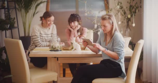 Easter Breakfast Sisters Engage Digital Connection Browsing Smartphones Social Media — Stock Video