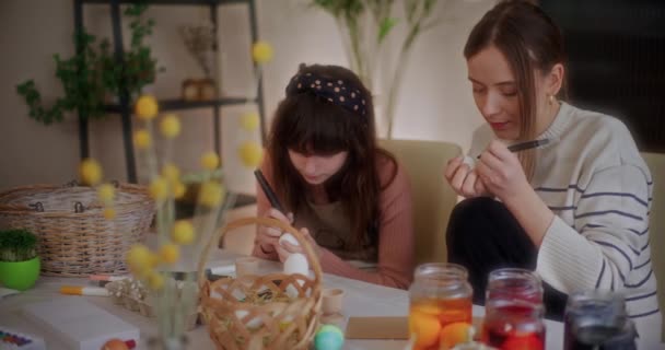 Preparativos Para Las Fiestas Pascua Madre Hija Están Pintando Huevos — Vídeo de stock