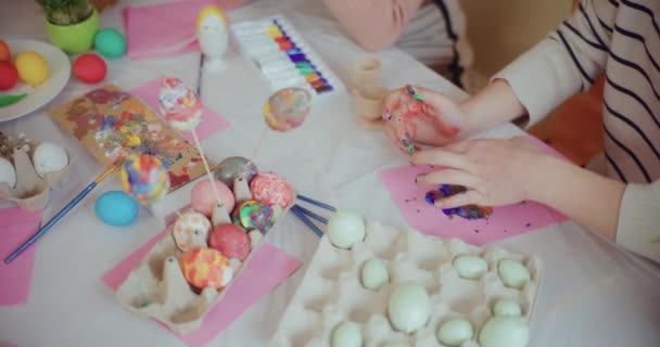 复活节假期准备工作 母亲和女儿正在为复活节假期画复活节彩蛋 — 图库视频影像