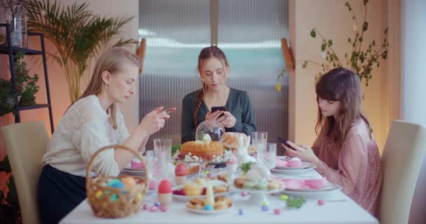 Easter Breakfast Sisters Engage Digital Connection Browsing Smartphones Social Media — Stock Video