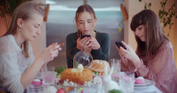 부활절 식사를 스마트폰 미디어를 검색하여 업데이트와 연결을 유지한다 미디어가 권고하는 — 비디오