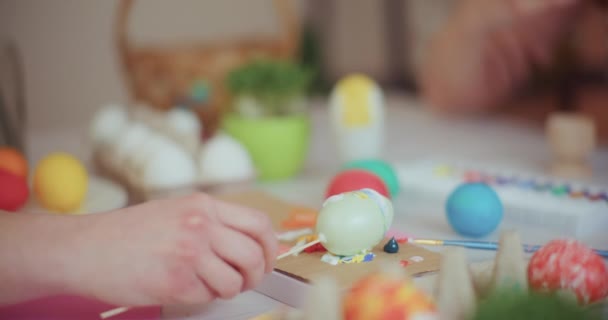 イースター休暇の準備 イースターの休日のためのイースターの卵を描く女性の肖像 — ストック動画