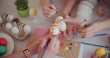 Paskalya Tatili Hazırlıkları. Anne ve kızı Paskalya Tatilleri için Paskalya Yumurtası boyuyor.