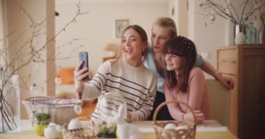 Paskalya 'nın şenlikli ruhunu kucaklayan rahibeler, selfie' lerle mutlu anları yakalıyorlar. Arkadaşları ve aileleriyle neşe ve sevgiyi paylaşıyorlar..