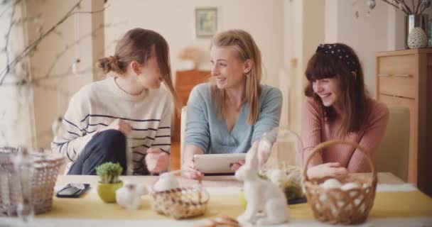 Během Velikonoční Snídaně Sestry Zapojují Digitálního Připojení Prohlížejí Smartphony Sociální — Stock video