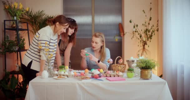 Páscoa Férias Preparativos Mãe Filha Estão Pintando Ovos Páscoa Para — Vídeo de Stock
