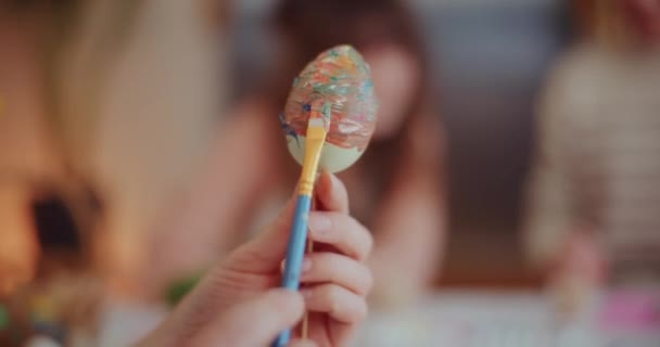 Uměleckým Vkusem Radostnou Oddaností Žena Pilně Zdobí Maluje Velikonoční Vajíčka — Stock video
