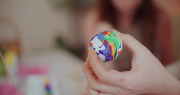 Fler Artistic Dăruire Veselă Femeia Decorează Pictează Sârguință Ouăle Paști — Videoclip de stoc