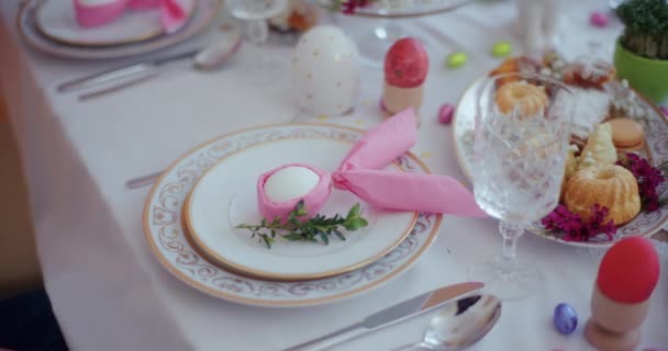 テーブルには魅惑的なイースターの装飾が施されており お祝いや休日のお祝いの雰囲気を作り出しています — ストック動画