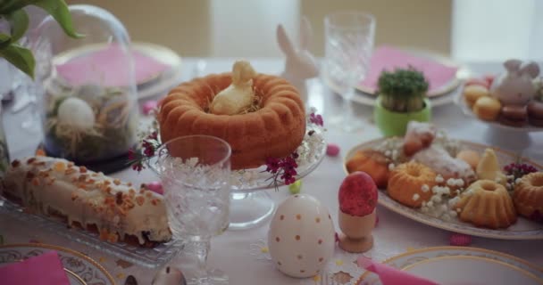 Masa Büyüleyici Paskalya Süsleriyle Süslenmiş Bayram Kutlamaları Için Şenlikli Davetkar — Stok video