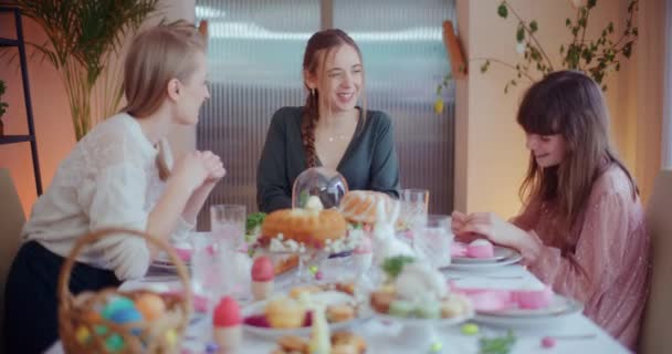 Evlerinin Sıcak Ortamında Kardeşler Paskalya Kahvaltısında Samimi Bir Sohbete Dalıyorlar — Stok video