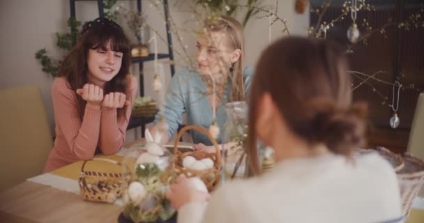 Během Rozkošných Velikonočních Svátků Sestry Věnují Srdečným Diskusím Zdobeným Zářivými — Stock video