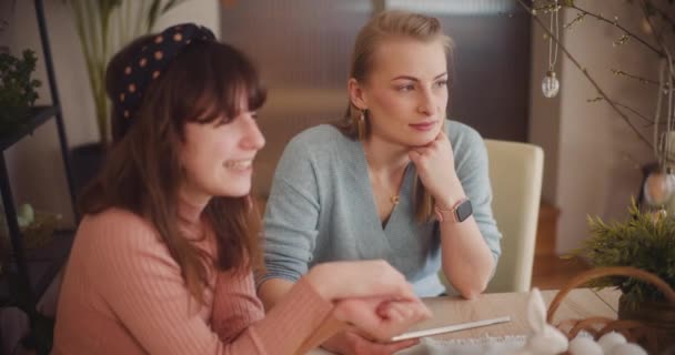 Восхитительным Пасхальным Завтраком Сестры Вступают Сердечные Беседы Украшенные Сияющими Улыбками — стоковое видео
