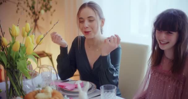 Paskalya Nefis Bir Kahvaltı Sonrası Kız Kardeşler Sevgi Neşe Dolu — Stok video