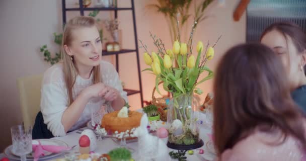 彼らの家の居心地の良い雰囲気の中で 姉妹はイースターの朝食の心のこもった会話に従事し 家族の暖かさと接続の美しい肖像画を作成します — ストック動画