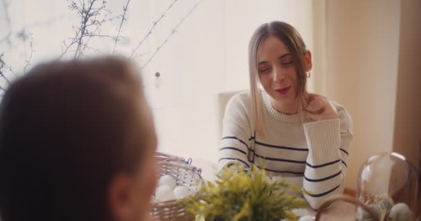 Bei Einem Herrlichen Osterfrühstück Führen Die Schwestern Herzliche Gespräche Garniert — Stockvideo