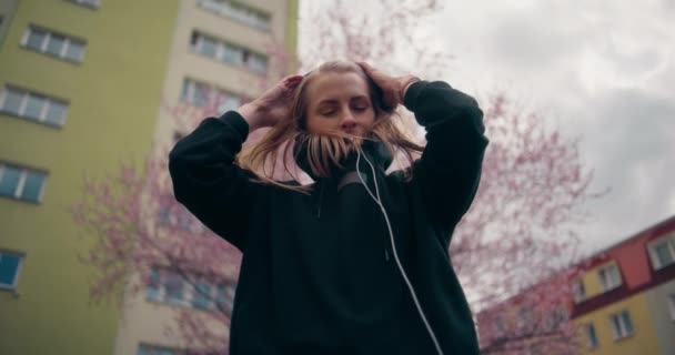 Midst Bustling Urban Neighborhood Free Spirited Girl Confidently Reveals Her — Stock Video