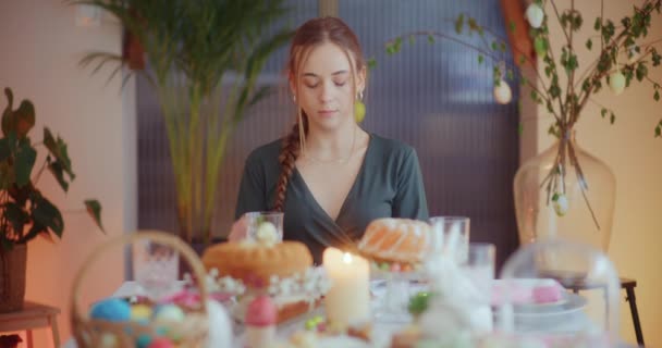イースターの休日の厳かな雰囲気の中で 女性はテーブルで熱心に祈りながら 孤独と平和を見つけます — ストック動画