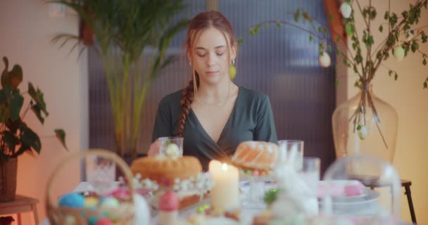 Feierlichen Ambiente Der Osterfeiertage Findet Eine Frau Trost Und Frieden — Stockvideo