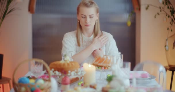 부활절 휴일의 분위기 속에서 식탁에서 히기도 여자는 평화를 — 비디오